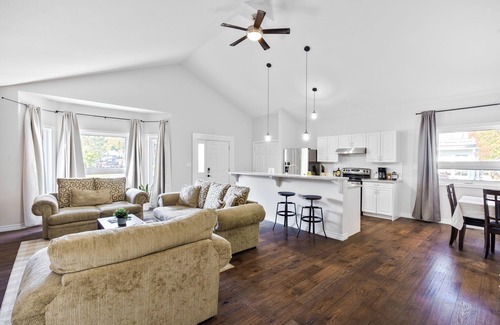 Fenelon Falls House | Spacious 4Bdrm Home Patio, BBQ, Walk to Lake - Holiday Home