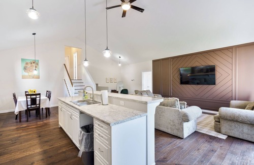 Fenelon Falls House | Spacious 4Bdrm Home Patio, BBQ, Walk to Lake - Holiday Home