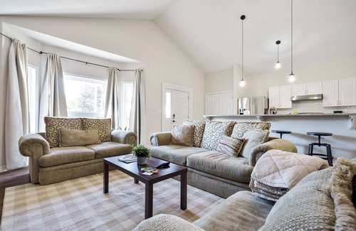 Fenelon Falls House | Spacious 4Bdrm Home Patio, BBQ, Walk to Lake - Holiday Home