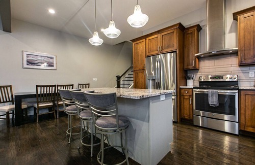 Dubuque House | Spacious 4BR Bluff-Top Townhome Steps from Fenelon Elevator & Downtown