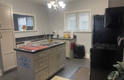 Buffalo House | Spacious 4BR Buffalo Retreat – 5 Beds, Near Airport & Downtown