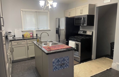 Buffalo House | Spacious 4BR Buffalo Retreat – 5 Beds, Near Airport & Downtown