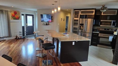 Thompson House | Spacious 4BR Family Home - Wine Fridge, Patio, Parking