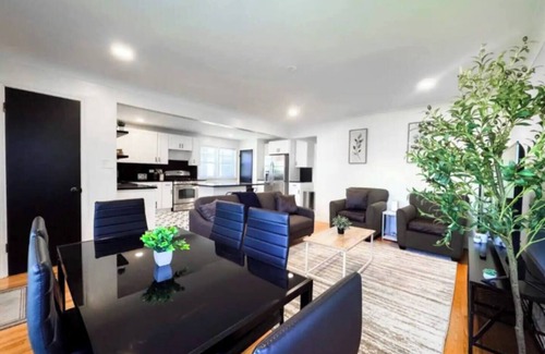 Skokie House | Spacious 4BR Family Retreat | Near Malls, Dining & Downtown | Sleeps 12+