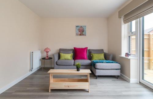 Milton Keynes House | Spacious 4BR House EV Parking Near Centre MK