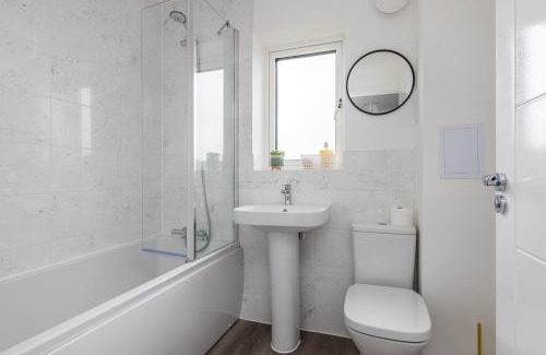 Milton Keynes House | Spacious 4BR House EV Parking Near Centre MK