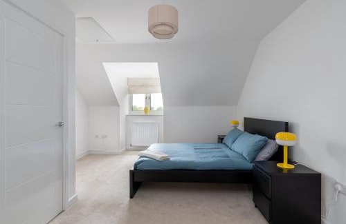 Milton Keynes House | Spacious 4BR House EV Parking Near Centre MK