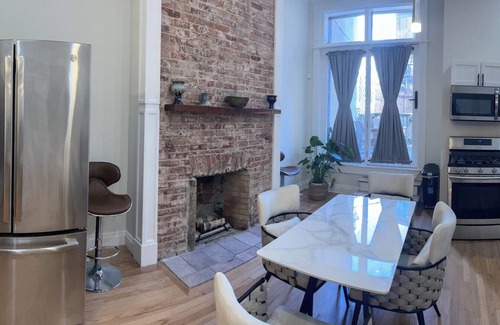 Downtown Baltimore House | Spacious 5-bdrm house w/WiFi, AC, and Laundry in charming MT. Vernon Baltimore