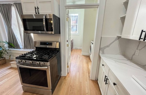 Downtown Baltimore House | Spacious 5-bdrm house w/WiFi, AC, and Laundry in charming MT. Vernon Baltimore