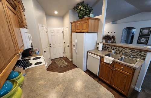 Ammon House | SPACIOUS 5 Bed/3Bath Townhome