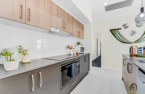 Deebing Heights House | Spacious 5-Bedroom Home in Deebing Heights