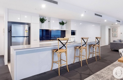 Surfers Paradise Apartment | Spacious 5 Bedroom Sub Penthouse With Ocean Views