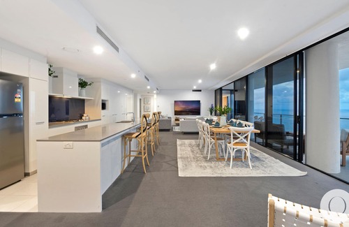 Surfers Paradise Apartment | Spacious 5 Bedroom Sub Penthouse With Ocean Views