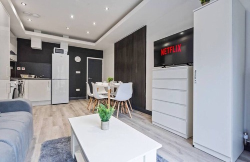 Banbury House | Spacious 5-bed Banbury House near Spiceball Park