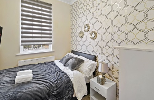 Chatham House | Spacious 5-Bed TownHouse-Parking-Wifi