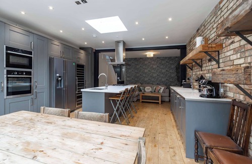 Furzedown House | Spacious 5 Bedroom Home with Garden in Tooting