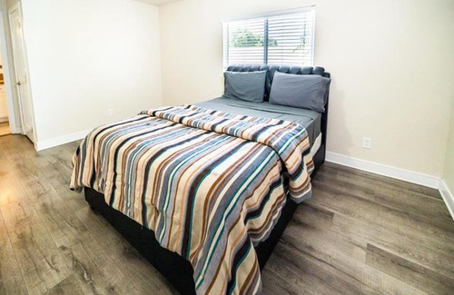 Los Angeles Apartment | Spacious 5 Bedroom 3 Bath Modern Home by Downtown LA With Parking