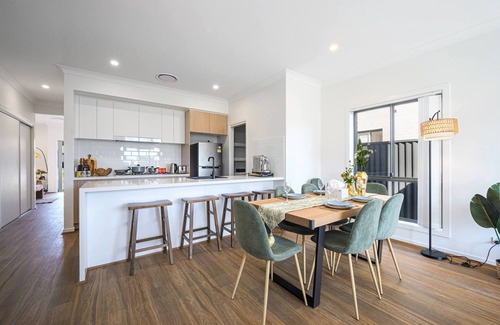 West Hoxton House | Spacious 5-bedroom building with AC, WiFi in lovely Austral
