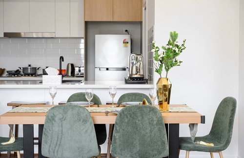 West Hoxton House | Spacious 5-bedroom building with AC, WiFi in lovely Austral