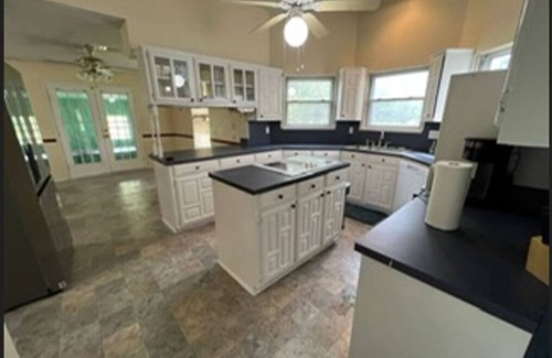 Gordonville Cabin | Spacious 5-bedroom cabin in charming Howe with WiFi, AC