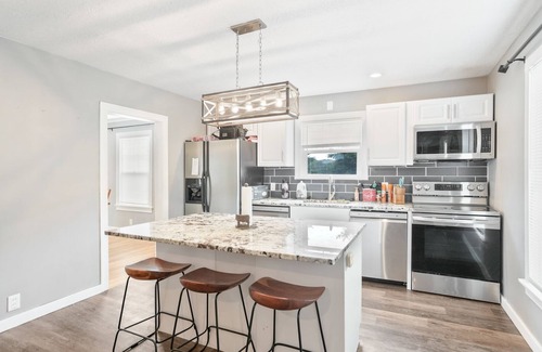 Albany Other | Spacious 5-bedroom farmhouse in superb Albany with AC. Close to OSU, I5, LBCC