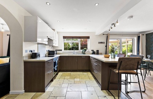 Cheltenham House | Spacious 5-Bedroom Home in Cheltenham