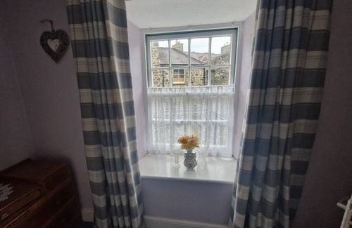 Dolgellau House | Spacious 5 bedroom house, nestled at the base of Cadair Idris mountain range.