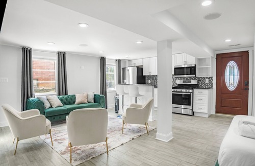 Cherrydale House | Spacious 5-bedroom house in lovely Arlington with AC, WiFi