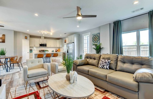 Central Arlington House | Spacious 5-bedroom house in charming Arlington with WiFi, AC