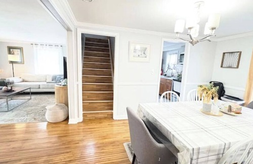 Cheektowaga House | Spacious 5-bedroom house in lovely Amherst with Central AC,