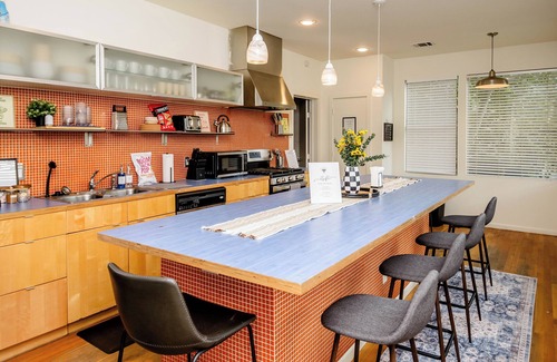 Hyde Park House | Spacious 5-Bedroom house in Austin w/WiFi, AC, attached baths, 10 mins from DT.