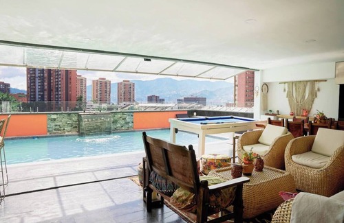 Los Naranjos Condo | Spacious 5-bedroom PenthHouse in lovely Medellín with AC