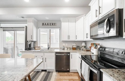 The Meadows House | Spacious 5-bedroom house in charming Castle Rock with AC, WiFi, fitness area