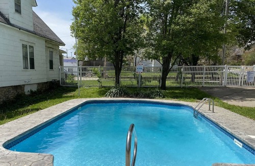 Broadway Gillham House | Spacious 5 Bedroom Home with Heated Pool