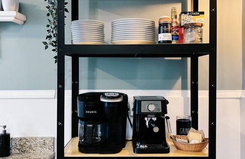 Franklin House | Spacious 5-Bedroom Victorian House in Charming Downtown Franklin