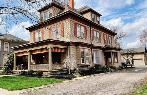 Franklin House | Spacious 5-Bedroom Victorian House in Charming Downtown Franklin