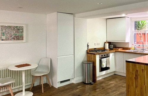 Weavers Apartment | Spacious 50 sq mtr Shoreditch studio and patio in a charming Georgian house.