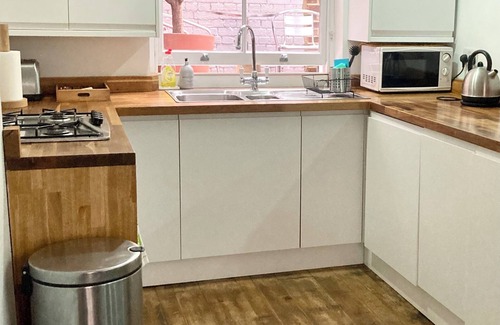 Weavers Apartment | Spacious 50 sq mtr Shoreditch studio and patio in a charming Georgian house.