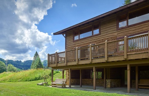 Seven Springs Ski Chalet | Spacious 5BR Chalet w/Kitchen | Ski Lifts + Pools