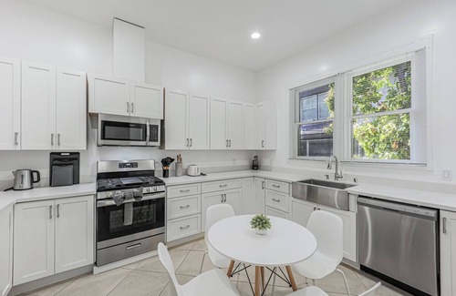 San Jose House | Spacious 5BR! Charming 5b/3b house in Downtown San Jose w/AC, Wifi, freeparkings