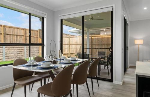 Park Ridge House | Spacious 5BR Family Home Park Ridge Comfort