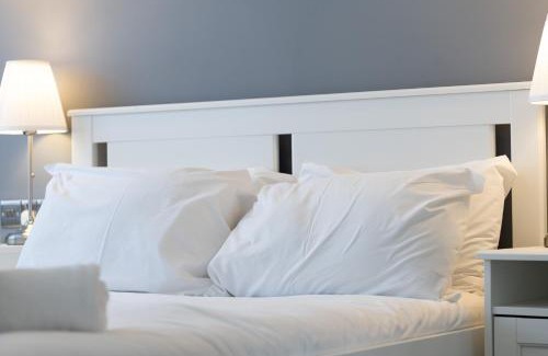 Peterborough House | Spacious 5BR, Sleeps 10 Guests in City Centre