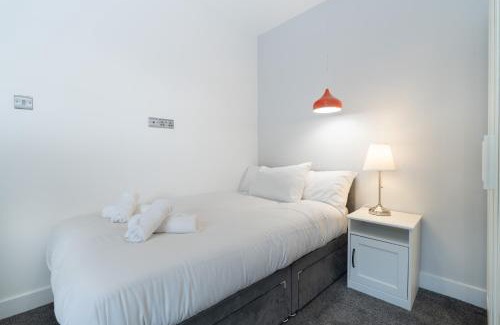 Peterborough House | Spacious 5BR, Sleeps 10 Guests in City Centre