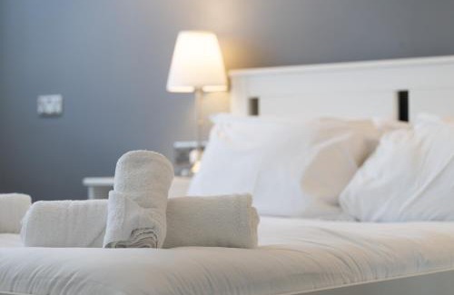 Peterborough House | Spacious 5BR, Sleeps 10 Guests in City Centre