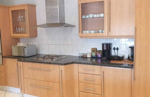 Bloubergstrand House | Spacious 6-bed 5 bath west beach house in charming Cape Town with WiFi