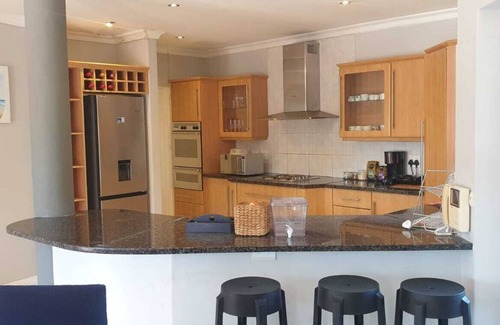 Bloubergstrand House | Spacious 6-bed 5 bath west beach house in charming Cape Town with WiFi
