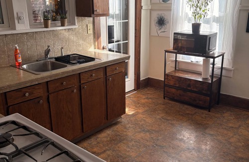 Cuyahoga Falls House | Spacious 6-bedroom sleeps 10 downtown 2 blocks River dog-friendly