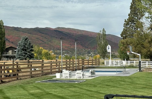 Huntsville House | Spacious 6-bedroom house in welcoming Huntsville with AC, WiFi near lake