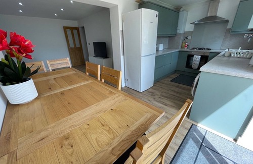 Reading House | Spacious 6 Bedroom Home|FREE Parking & Wi-Fi|Garden