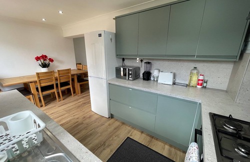 Reading House | Spacious 6 Bedroom Home|FREE Parking & Wi-Fi|Garden